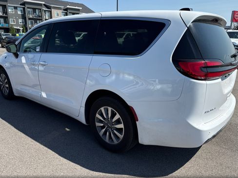 Used 2025 Chrysler Pacifica Select FWD image 2