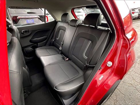 Used 2023 Hyundai Venue Limited FWD image 25