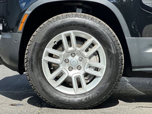 Used 2025 Land Rover Defender 110 S image 13