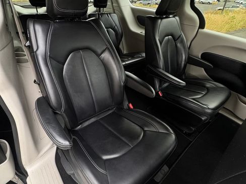 Used 2023 Chrysler Pacifica Touring-L FWD image 29