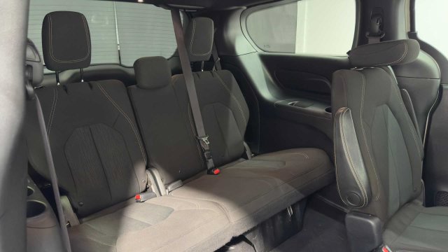 Used 2020 Chrysler Pacifica Touring w/ S Appearance Package FWD image 17