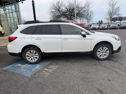 Used 2017 Subaru Outback 2.5i Premium image 8