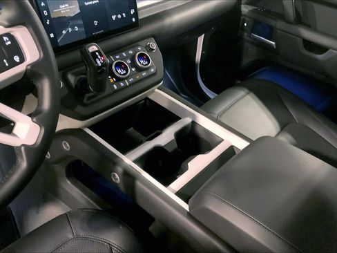 Used 2025 Land Rover Defender 130 X-Dynamic SE image 16