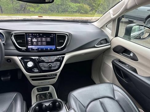 Used 2023 Chrysler Pacifica Touring-L FWD image 20