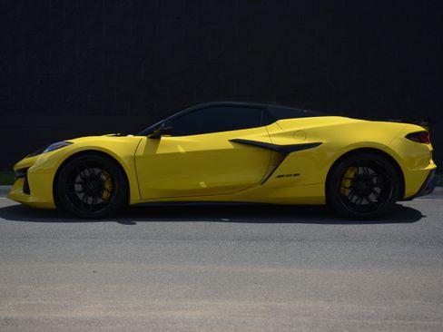 Used 2025 Chevrolet Corvette Z06 w/ Stealth Interior Trim Package RWD image 2