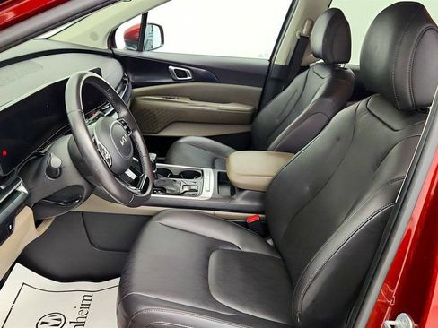 Used 2025 Kia Carnival FWD image 18