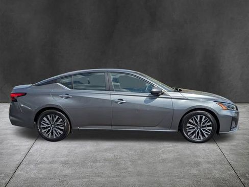 Used 2023 Nissan Altima 2.5 SV image 3