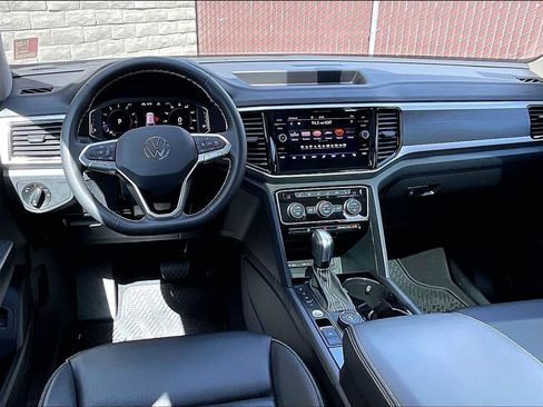 Used 2023 Volkswagen Atlas SE w/ Panoramic Sunroof Package image 4