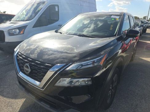 Used 2023 Nissan Rogue SV image 2