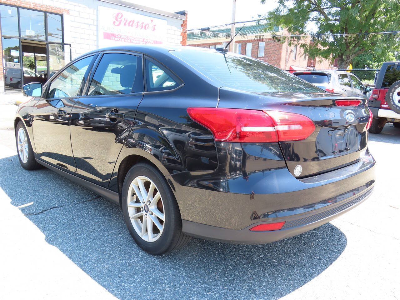 Used 2016 Ford Focus SE w/ SE Power Seat Package FWD image 4