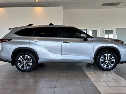 Certified 2024 Toyota Highlander XLE AWD/4WD image 3