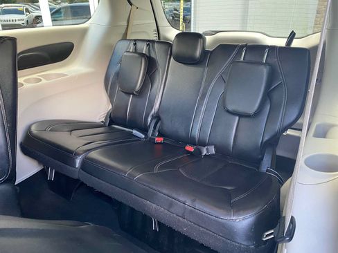 Used 2022 Chrysler Pacifica Touring-L FWD image 12