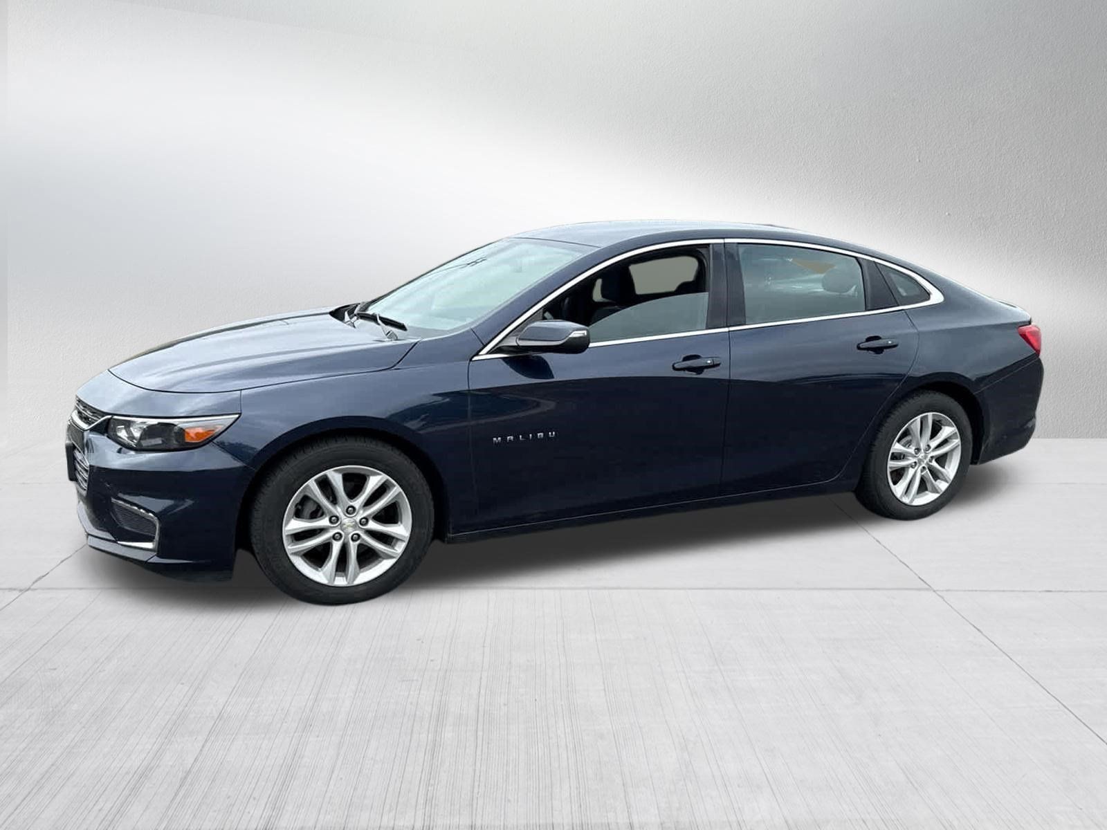 Used 2017 Chevrolet Malibu LT FWD image 3