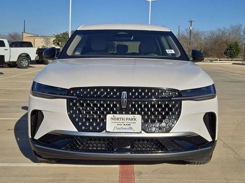 Used 2024 Lincoln Nautilus Premier image 8