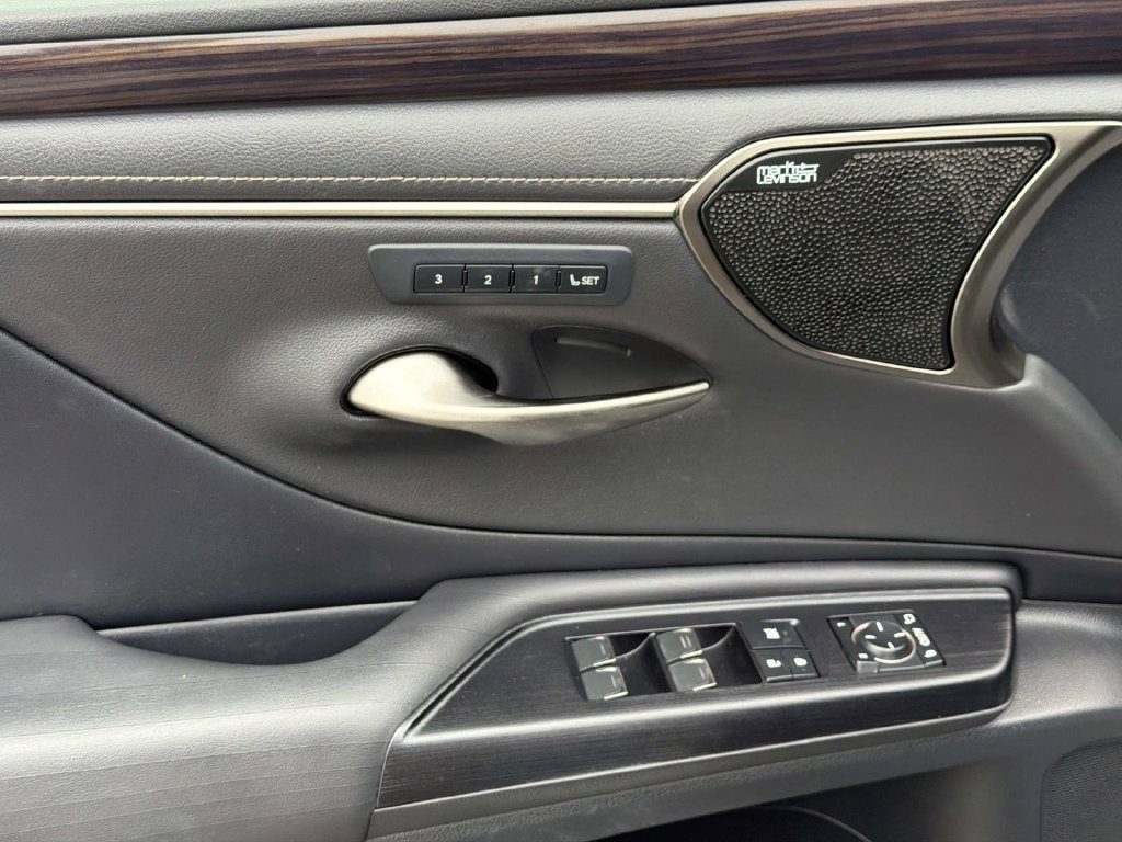 Used 2021 Lexus ES 300h w/ Accessory Package FWD image 16