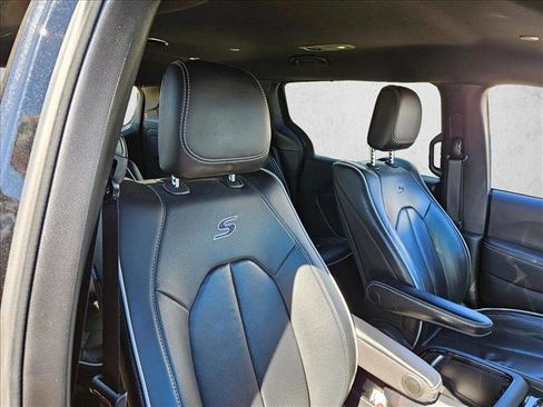 Used 2021 Chrysler Pacifica Limited w/ Uconnect Theater Family Group image 23