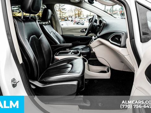 Used 2023 Chrysler Pacifica Touring-L image 24