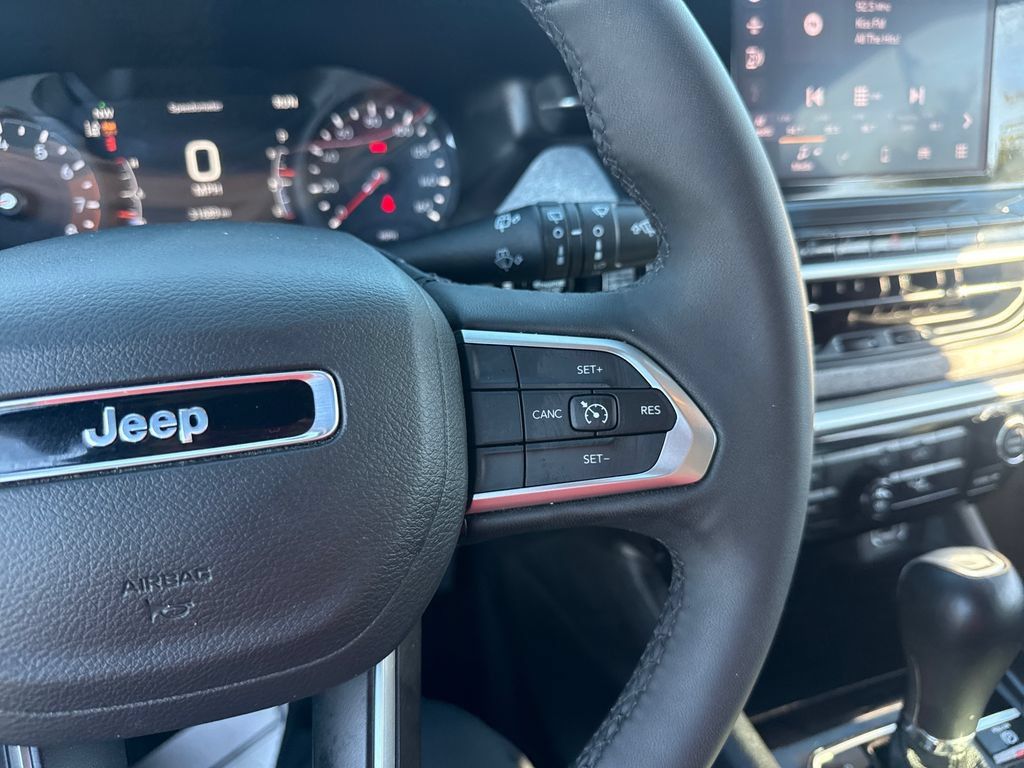 Used 2025 Jeep Compass Latitude AWD/4WD image 33