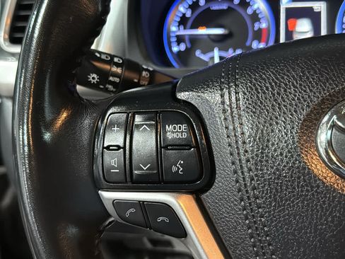 Used 2019 Toyota Highlander XLE AWD/4WD image 12