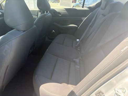 Used 2024 Nissan Altima 2.5 SV FWD image 9