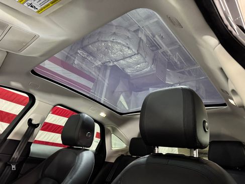 Used 2020 Jaguar E-PACE SE image 23