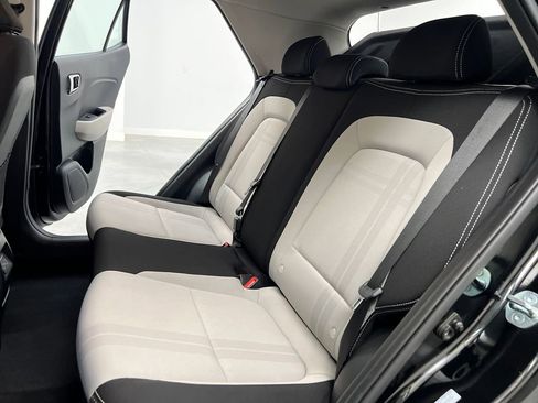Used 2025 Hyundai Venue SEL FWD image 13