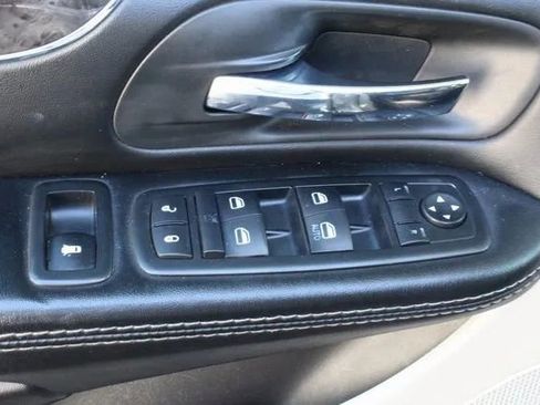 Used 2015 Chrysler Town & Country Touring image 7