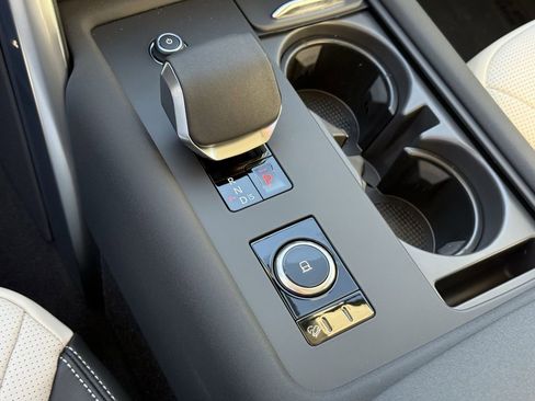 New 2026 Land Rover Discovery Limited Edition image 23