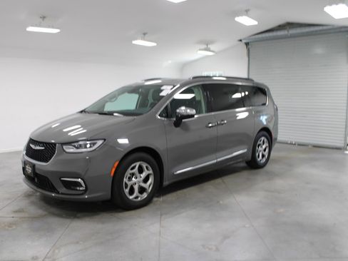 Used 2023 Chrysler Pacifica Limited FWD image 4