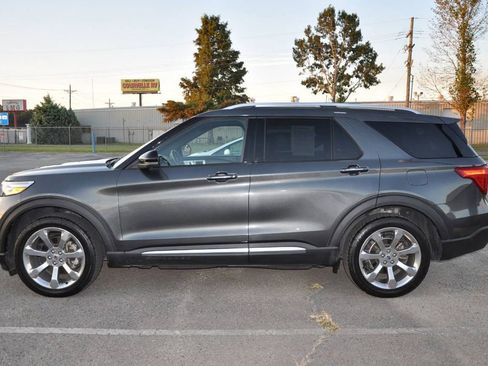Used 2020 Ford Explorer Platinum w/ Premium Technology Package image 2