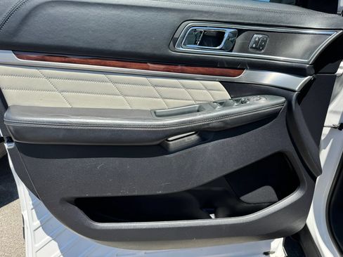 Used 2019 Ford Explorer Platinum AWD/4WD image 15