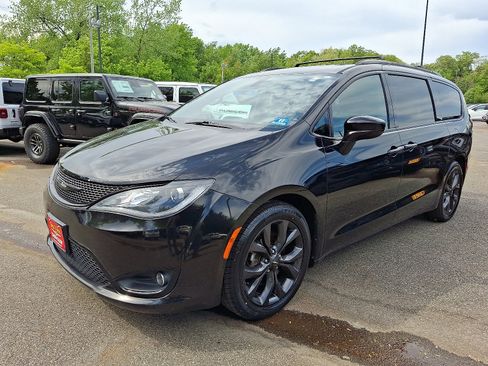 Certified 2018 Chrysler Pacifica Touring-L Plus FWD image 3