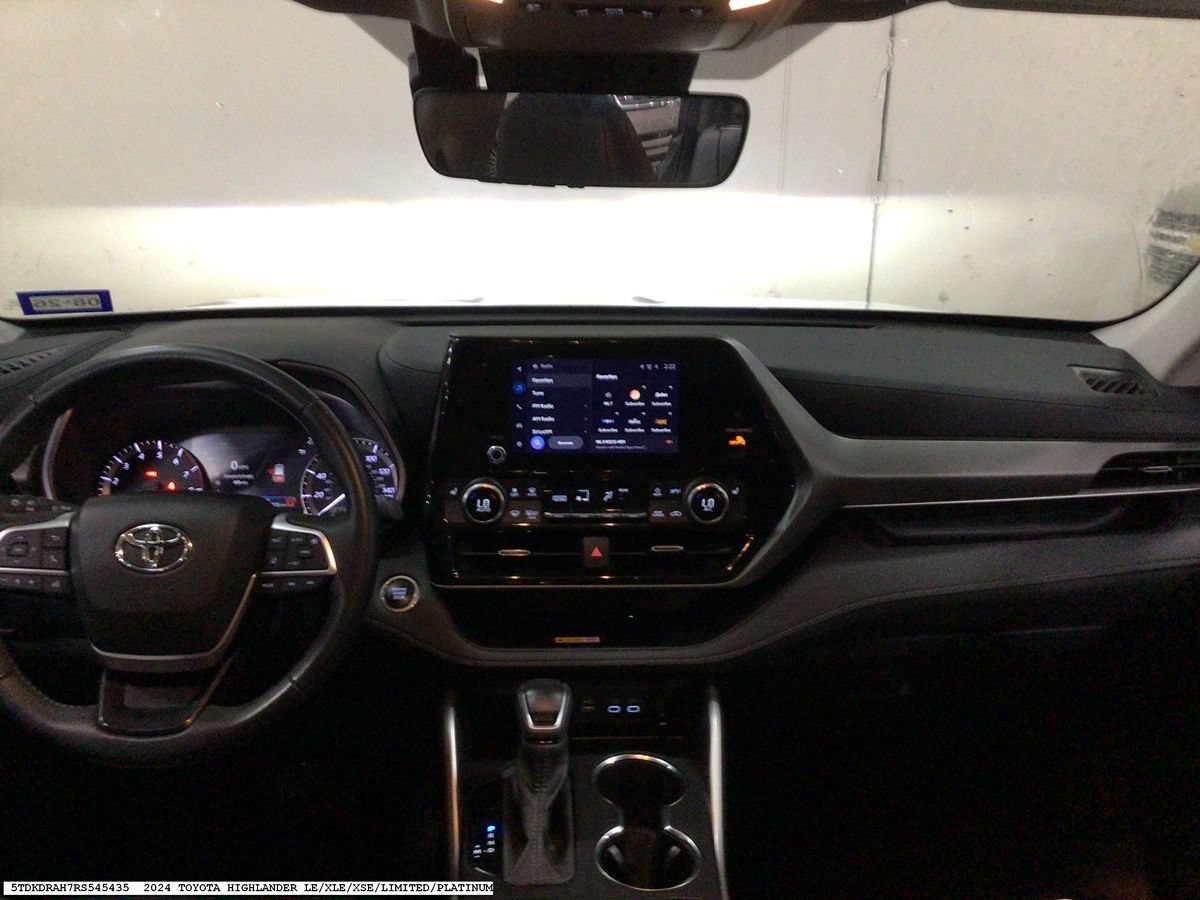 Used 2024 Toyota Highlander XLE FWD image 13