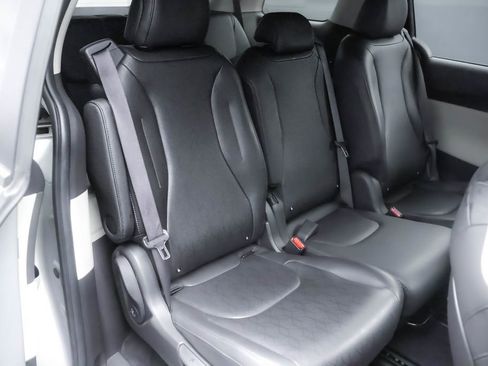 Used 2022 Kia Carnival LX image 21