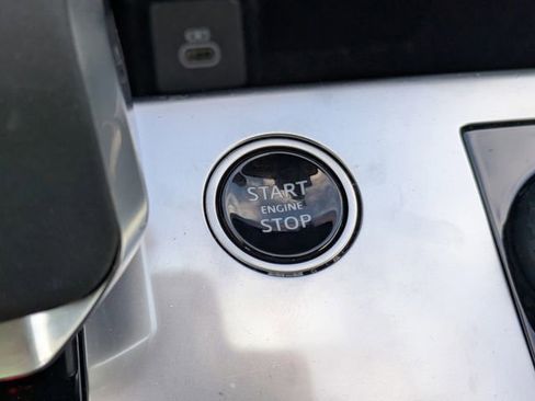 Used 2023 Land Rover Range Rover Long Wheelbase SE image 33