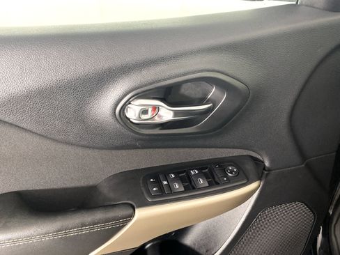 Used 2018 Jeep Cherokee Latitude w/ Safety Group AWD/4WD image 14