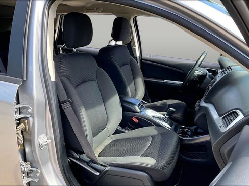 Used 2018 Dodge Journey SE FWD image 9