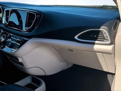 Used 2022 Chrysler Pacifica Touring-L image 17