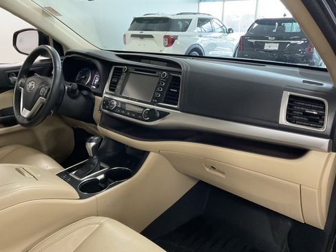 Used 2016 Toyota Highlander XLE image 18
