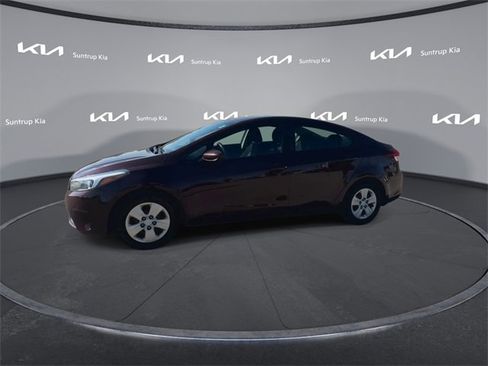 Used 2017 Kia Forte LX image 9