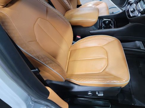 Used 2022 Chrysler Pacifica Pinnacle AWD/4WD image 12