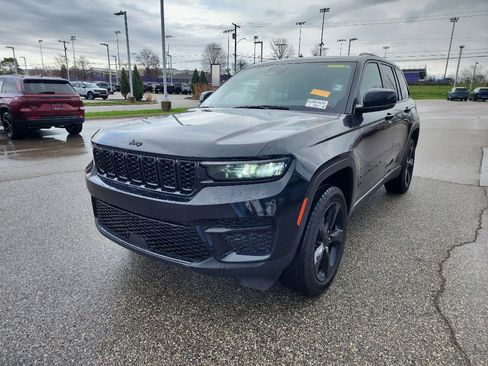 Used 2023 Jeep Grand Cherokee Altitude image 3