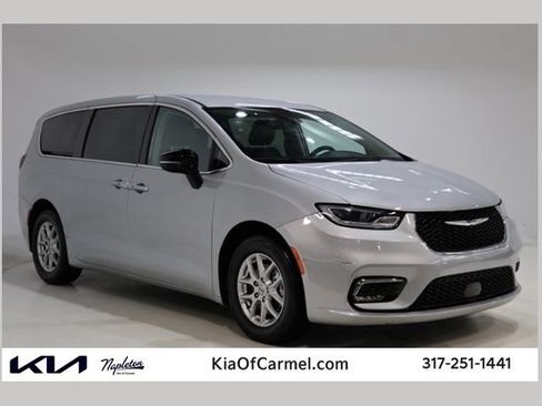 Used 2024 Chrysler Pacifica Touring-L FWD image 1
