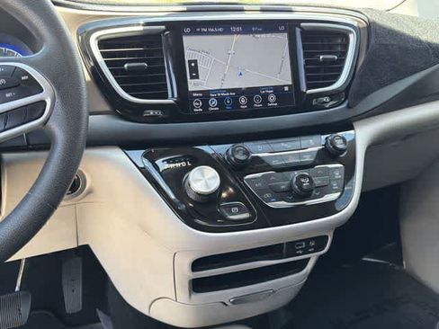 Used 2018 Chrysler Pacifica Touring Plus w/ Tire & Wheel Group FWD image 21