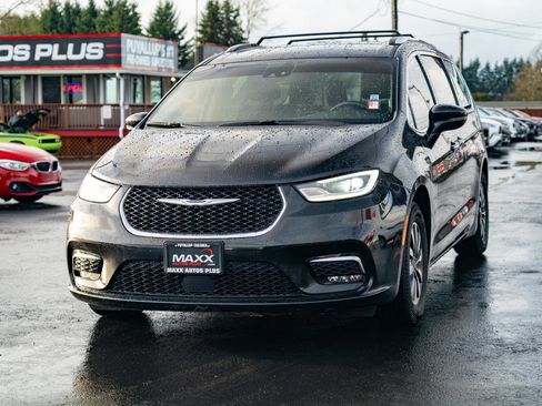 Used 2021 Chrysler Pacifica Touring-L image 4