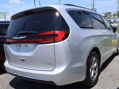 Used 2023 Chrysler Pacifica Limited FWD image 3