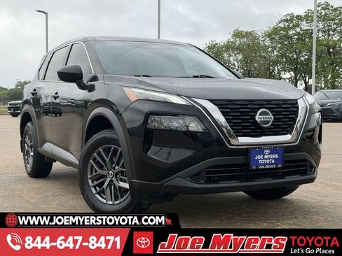 Used 2021 Nissan Rogue S image 2