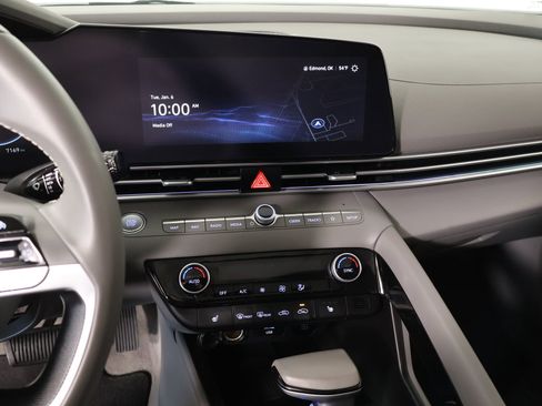 Used 2024 Hyundai Elantra SEL w/ Convenience Package image 5