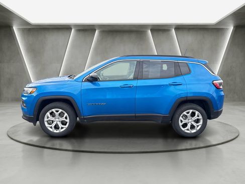 Used 2024 Jeep Compass Latitude w/ Convenience Group AWD/4WD image 4
