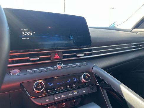 Used 2025 Hyundai Elantra SEL image 21